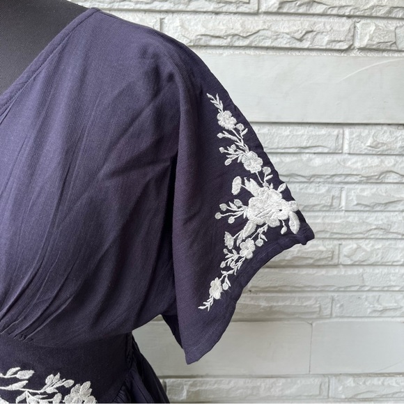 SOLD ❌ Navy Blue Dress with White Embroidery - Picture 5 of 8